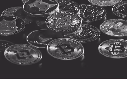 Pila de monedas físicas de criptomonedas, incluido Bitcoin, representando el mercado cripto